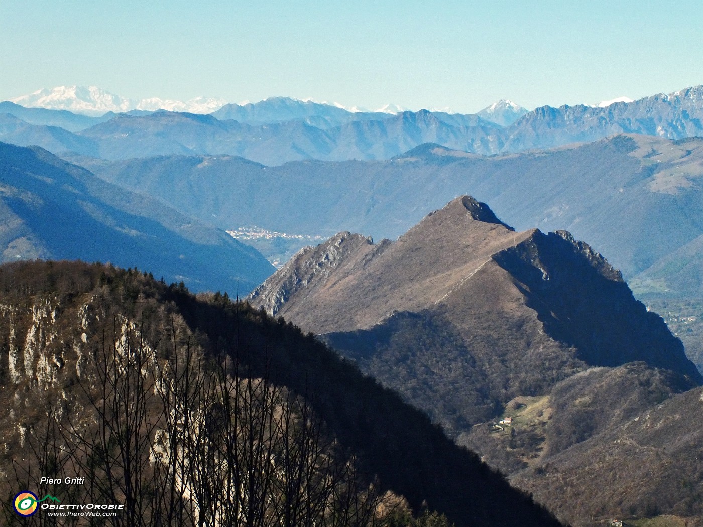 25 Vista verso la Corna Trenta Passi.JPG